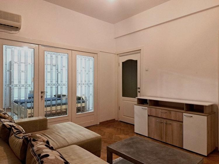 Apartament cu 4 camere semidecomandat, mobilat în Armeneasca