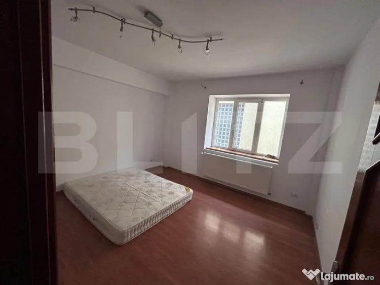 Casă cu 7 camere cu Teren 900 Mp în Central