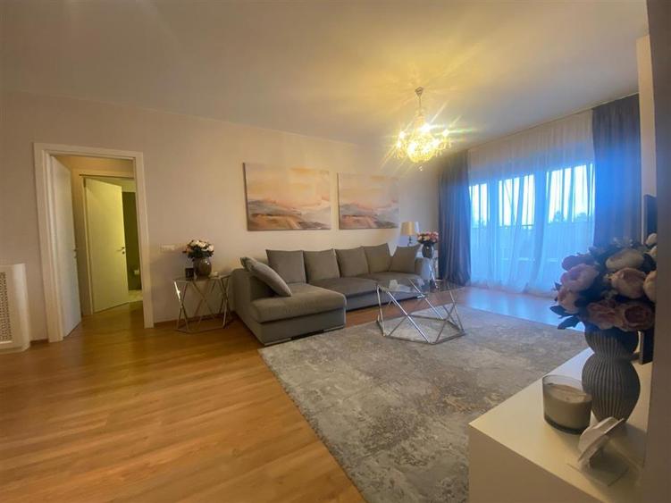 Apartament cu 3 camere semidecomandat, mobilat în Pipera