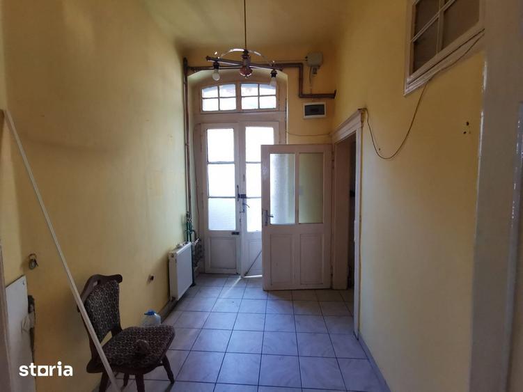 Apartament cu 3 camere semidecomandat în Central