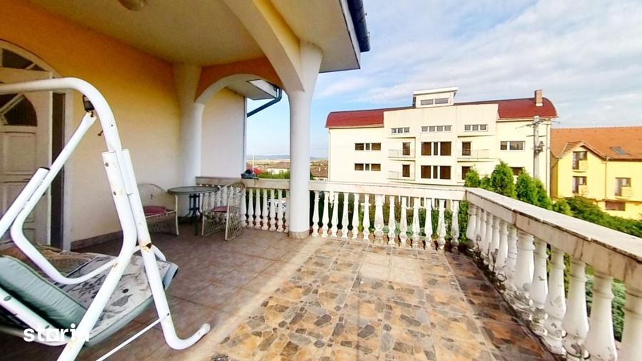 Casă cu 7 camere cu Teren 1200 Mp în Sânmartin
