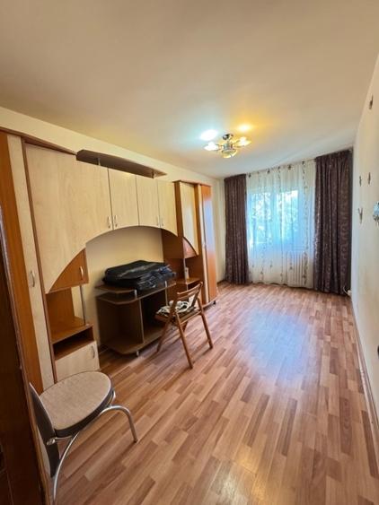 Apartament cu 3 camere semidecomandat în Alexandru cel Bun