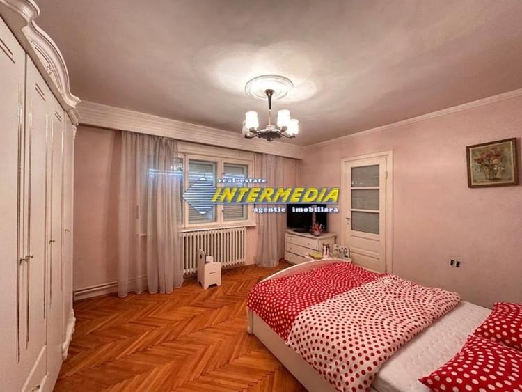 Casă individuală cu 14 camere cu Canalizare în Cetate