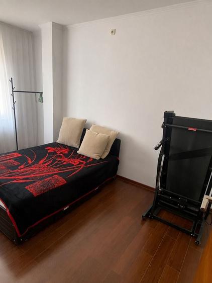 Apartament cu 3 camere semidecomandat în 1 Mai