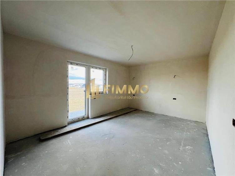 Duplex cu 4 camere cu Canalizare în Ipotești
