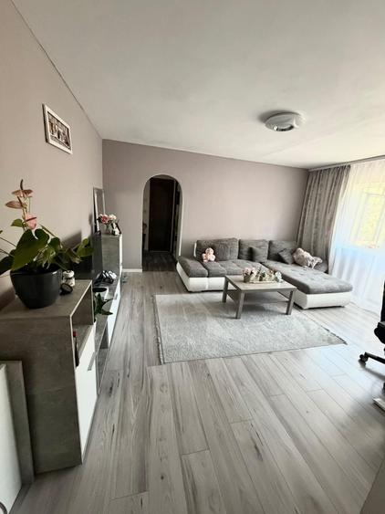 Apartament cu 3 camere semidecomandat în Rogerius