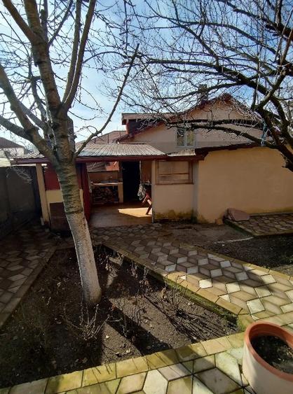 Casă individuală cu 5 camere cu Teren 400 Mp în Central