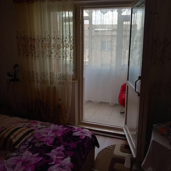 Apartament cu 3 camere decomandat în Calarași 4