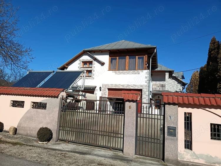 Casă cu 6 camere cu Teren 900 Mp în Pucioasa