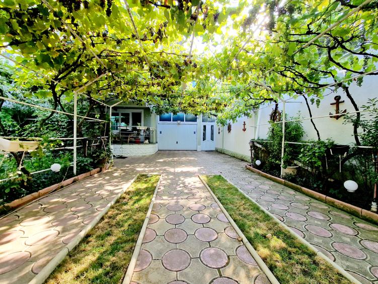 Casă individuală cu 8 camere cu Canalizare în Exterior Est