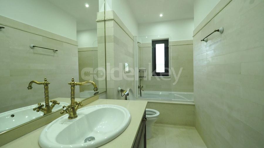 Duplex cu 8 camere cu Canalizare în Iancu Nicolae