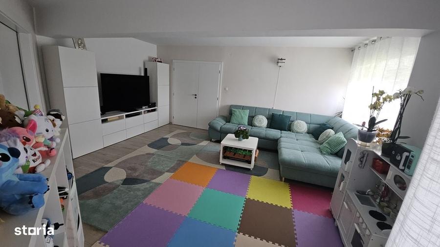Apartament cu 4 camere decomandat în Noua