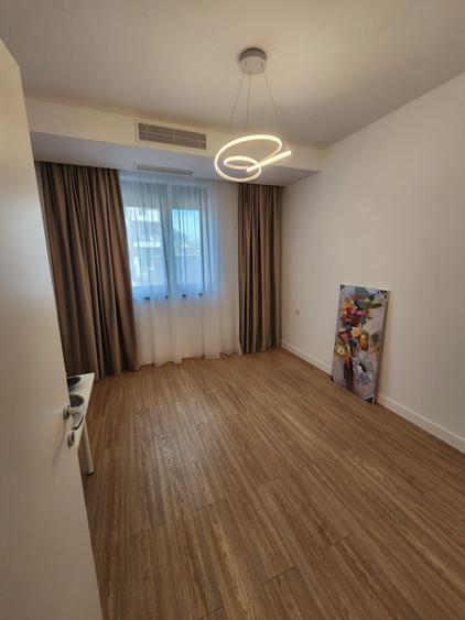 Apartament cu 3 camere semidecomandat în Dămăroaia