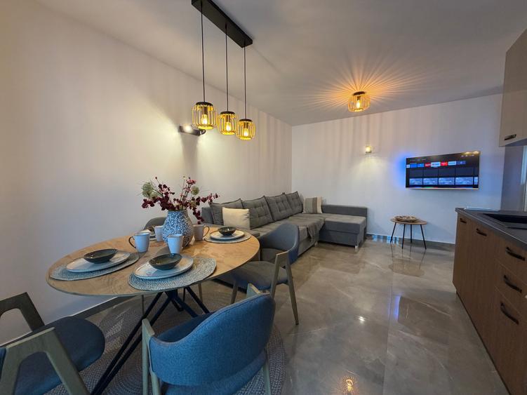 Apartament cu 2 camere decomandat, mobilat în Central