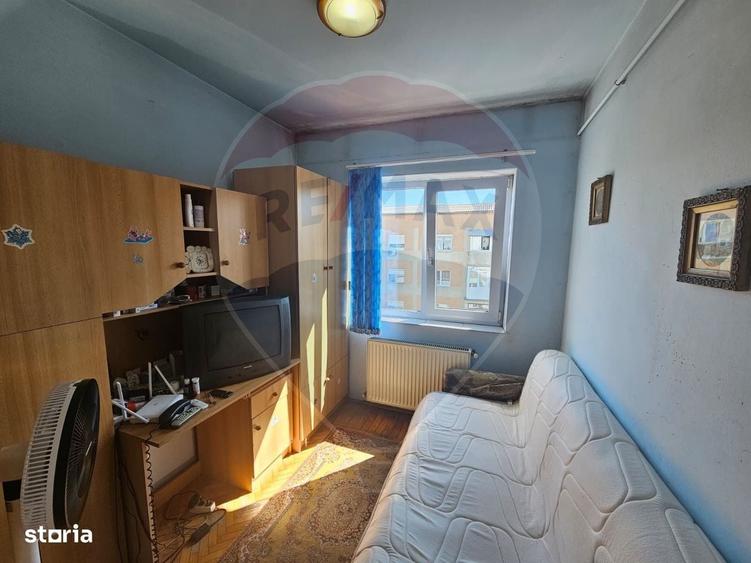 Apartament cu 3 camere semidecomandat în Central