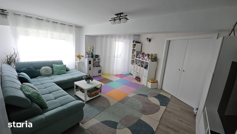 Apartament cu 4 camere decomandat în Dârste
