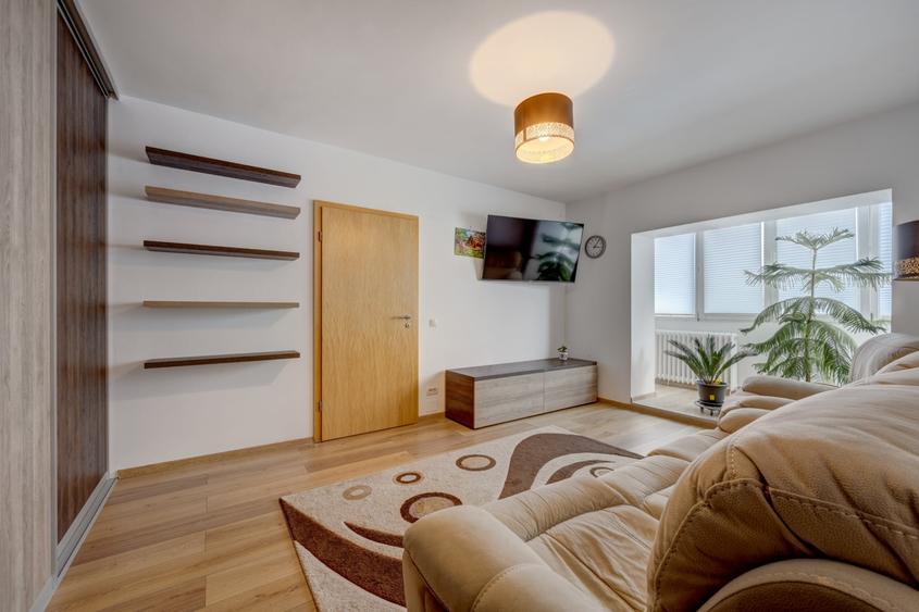 Apartament cu 3 camere semidecomandat, mobilat în Banu Manta