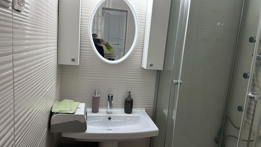 Apartament cu 3 camere semidecomandat, mobilat în Dacia