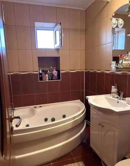 Apartament cu 3 camere decomandat, mobilat în Nicolina