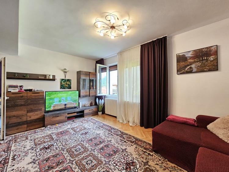 Apartament cu 3 camere decomandat, mobilat în Bușteni