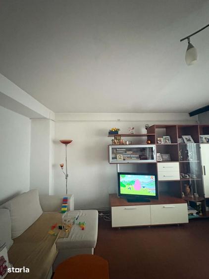 Apartament cu 3 camere decomandat în Astra