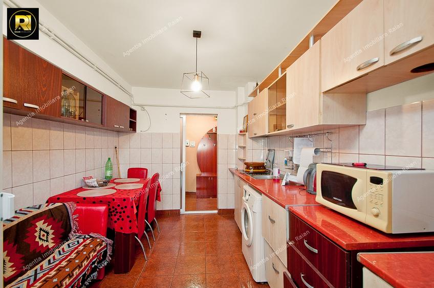 Apartament cu 4 camere decomandat, mobilat în Micro 18