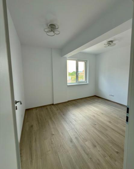 Apartament cu 3 camere semidecomandat în Florești