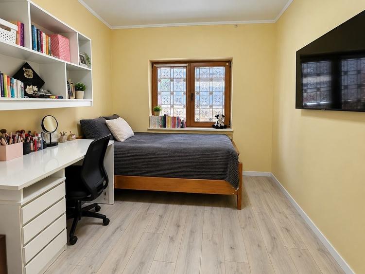 Apartament cu 4 camere decomandat, mobilat în Casa de Cultură