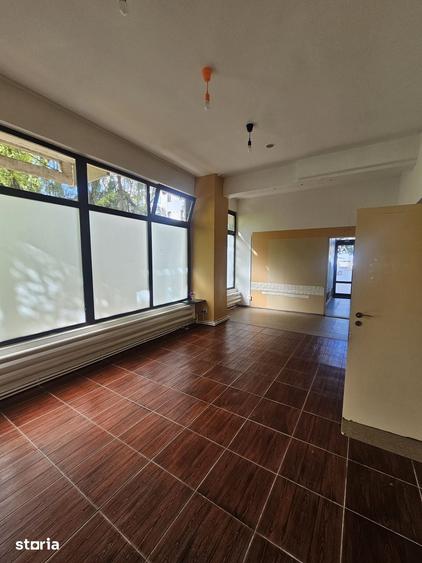 Spațiu comercial, de 80 mp, în Nicolina