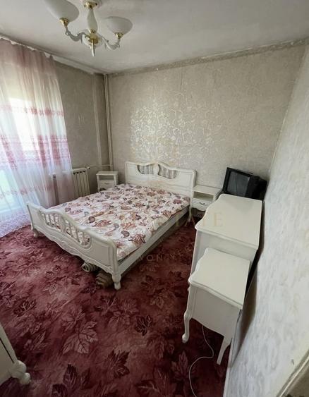 Apartament cu 4 camere semidecomandat, mobilat în Uverturii