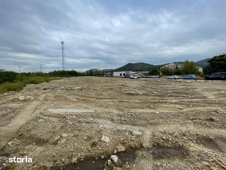 Teren de 7000 mp, în Est