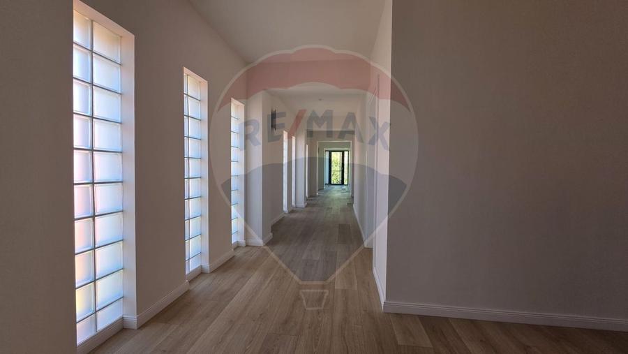 Casă individuală cu 6 camere cu Teren 484 Mp în Central