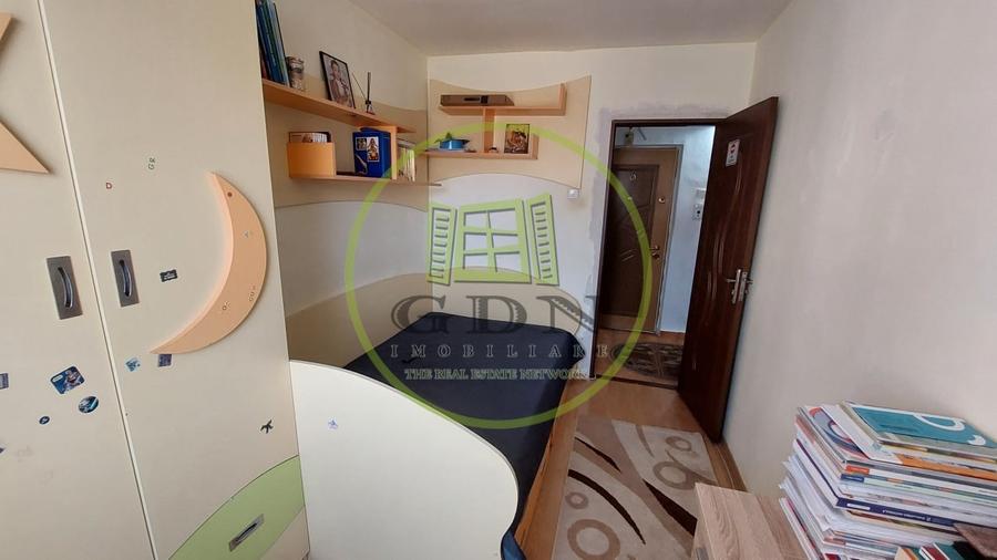 Apartament cu 3 camere semidecomandat, mobilat în Craiovița Nouă