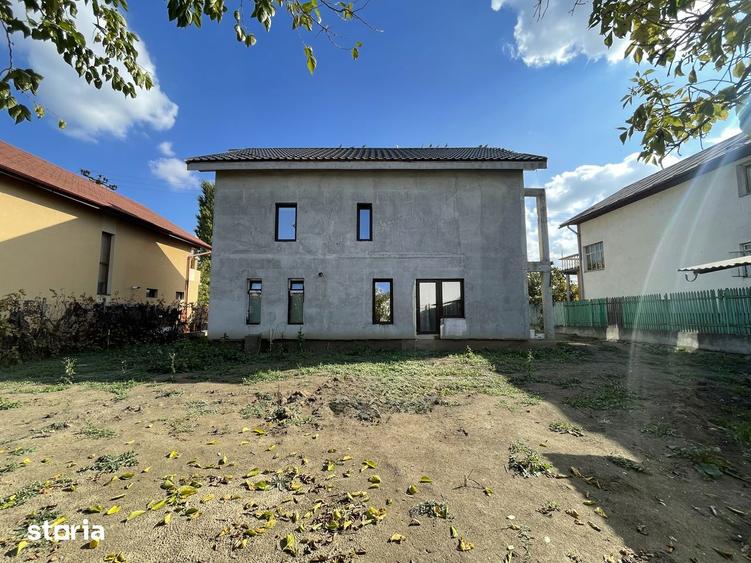 Casă cu 8 camere cu Canalizare în Aradului