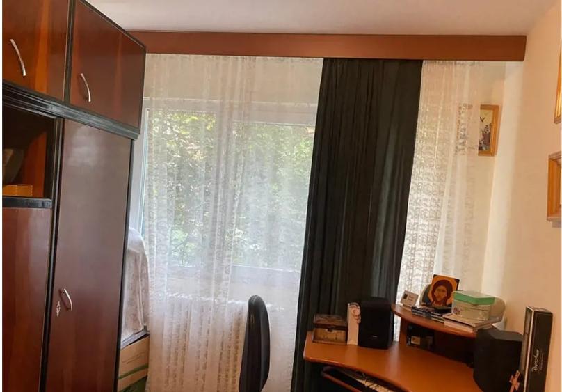 Apartament cu 3 camere semidecomandat, mobilat în Tătărași