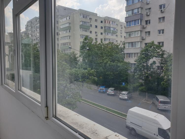 Apartament cu 3 camere semidecomandat, mobilat în Banu Manta