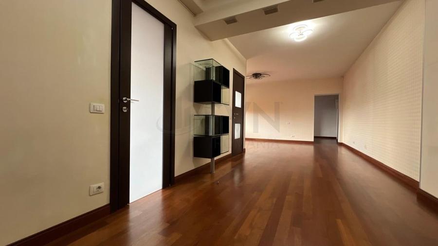 Apartament cu 6 camere decomandat în Sisești