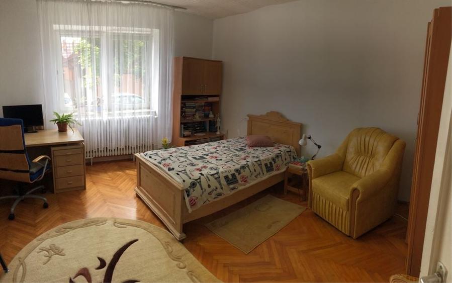 Casă cu 3 camere semidecomandat în Central