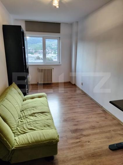 Apartament cu 3 camere decomandat, mobilat în Piața Centrală