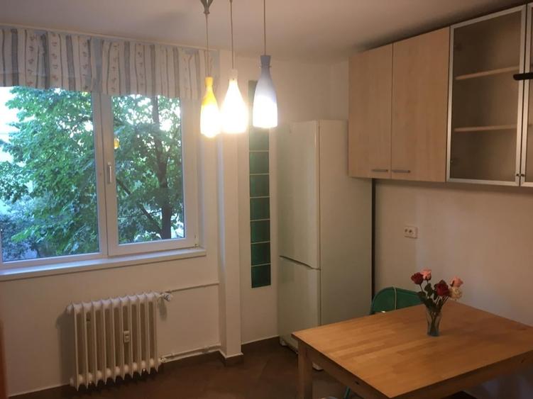 Apartament cu 4 camere semidecomandat, mobilat în Titan