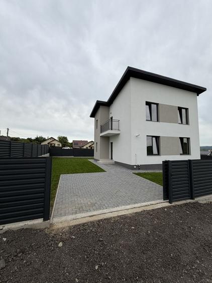 Casă cu 4 camere în Valea Adâncă