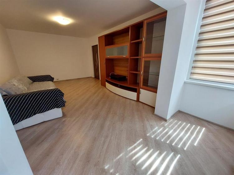 Apartament cu 3 camere decomandat în Astra