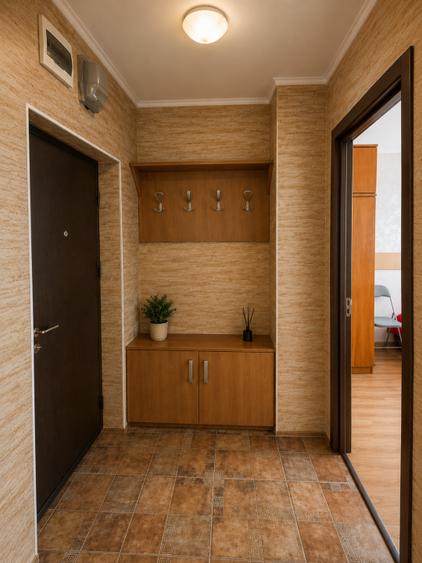 Apartament cu 3 camere semidecomandat, mobilat în Central
