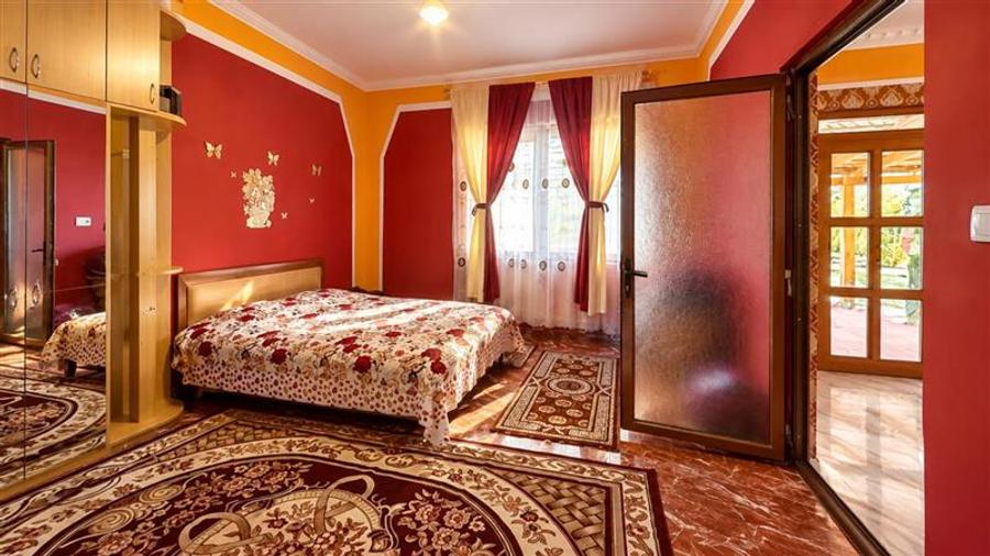 Casă individuală cu 2 camere cu Teren 719 Mp în Exterior Est