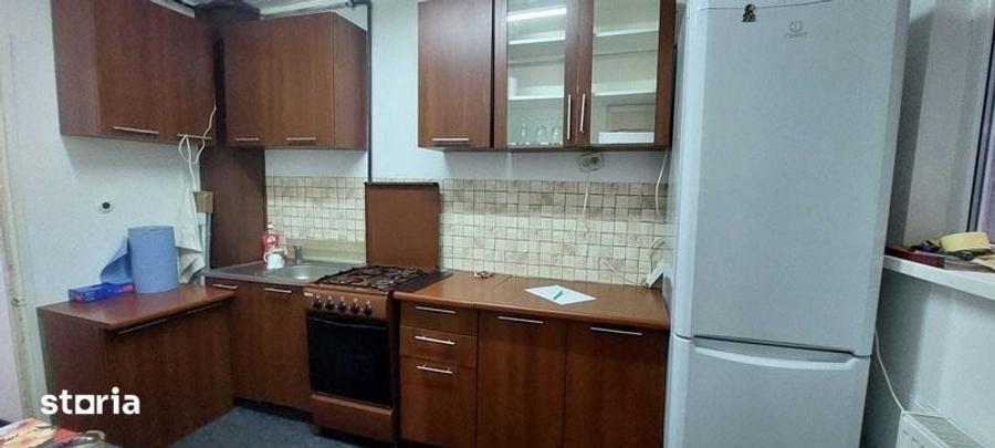 Apartament cu 3 camere decomandat în Tractorul