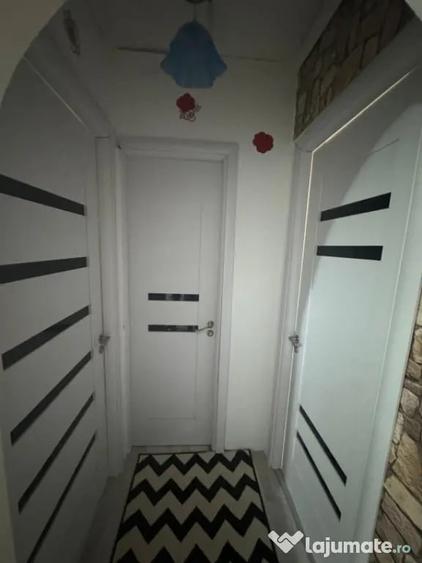 Apartament cu 4 camere semidecomandat în Craiovița Nouă