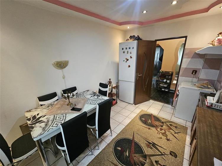 Apartament cu 3 camere decomandat, mobilat în Micro IV