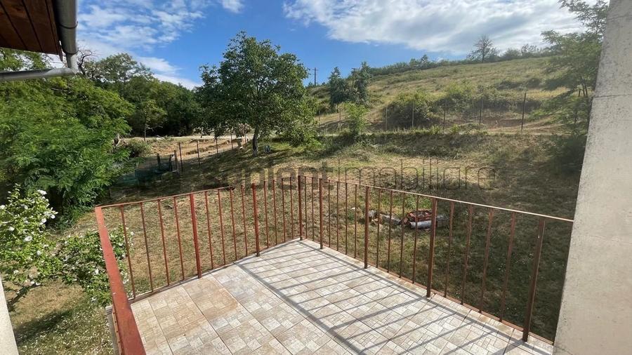 Casă individuală cu 8 camere cu Canalizare în Mierlău