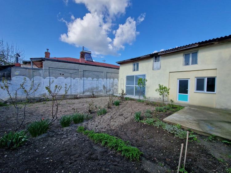 Casă cu 3 camere în Central