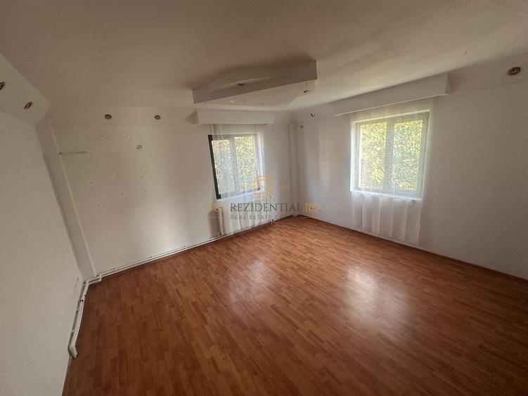 Casă individuală cu 8 camere cu Canalizare în Central